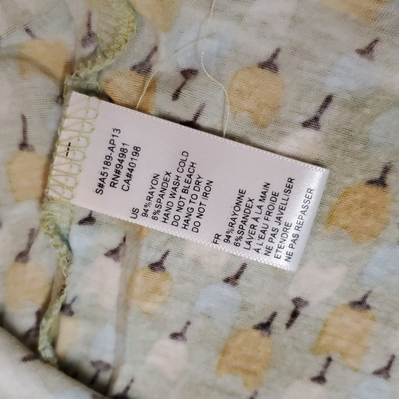 Forever 21 floral v-neck top, size medium - Picture 3 of 4